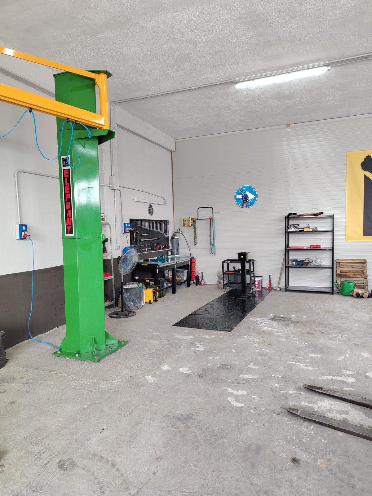Officina attrezzata per l'assistenza ai martelli demolitori a Bari